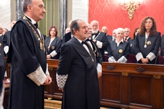 El magistrado Andrés Martínez Arrieta con sus padrinos: el presidente de la Sala Quinta del Tribunal Supremo, Jacobo Barja de Quiroga, y el magistrado de la Sala Segunda y expresidente de la misma Manuel Marchena